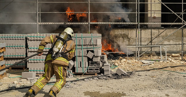 İkitelli'de inşaat halindeki binada çıkan yangın korku saçtı