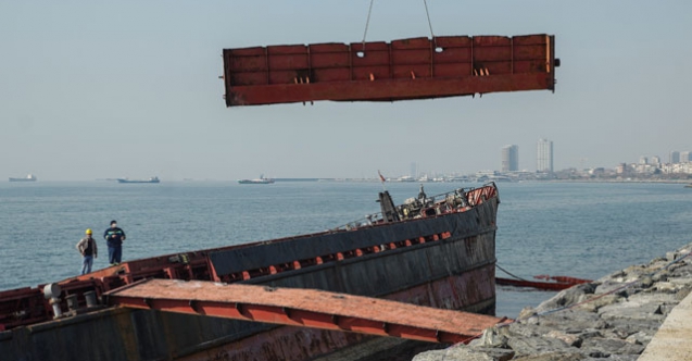 Zeytinburnu'nda karaya oturan geminin sökülen parçaları karaya taşınıyor