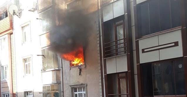 Sultangazi'de 5 katlı apartmanın 3.katında  yangın