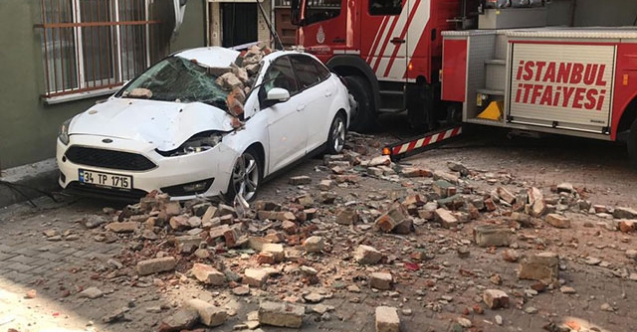 Beyoğlu'nda binanın çatı katında çökme; otomobil hasar aldı