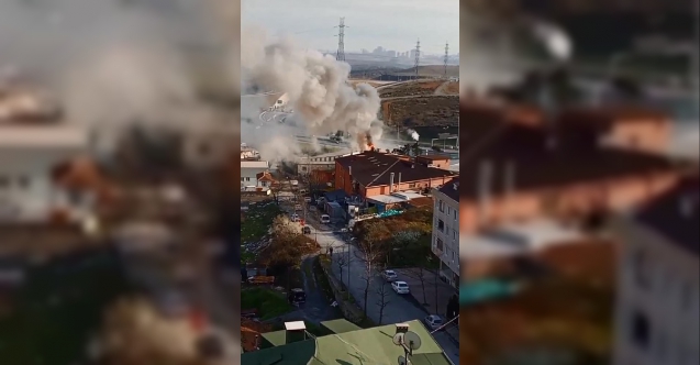 Sultangazi'de fabrika bacasında korkutan yangın kamerada