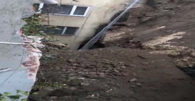 Bursa'da korkunç olay: 5 katlı apartmanın istinat duvarı çöktü