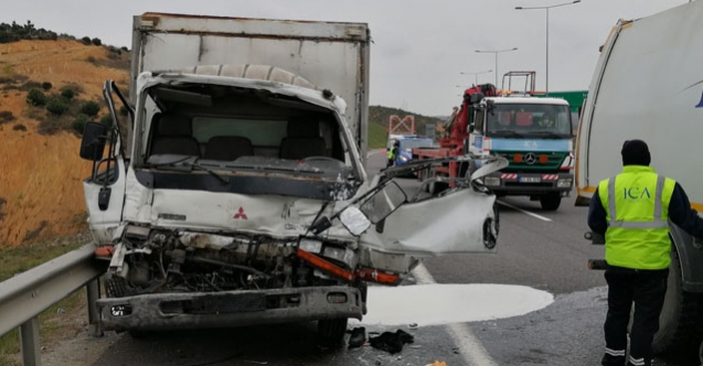 Arnavutköy'de kaza yapan kamyonet şoförü araçta sıkıştı