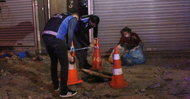 Beyoğlu'nda açık bırakılan kanalizasyon çukuruna kadın düştü