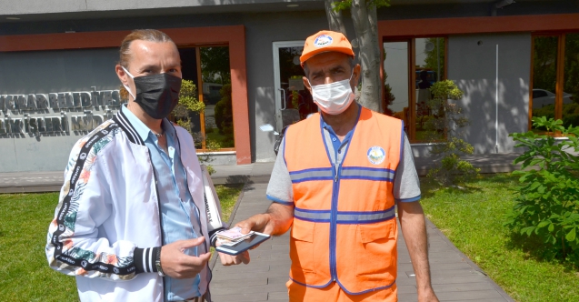 Belediyenin temzlik işçisi Nazım Sönmezsoy İkinci kez para bulup sahibine teslim etti!