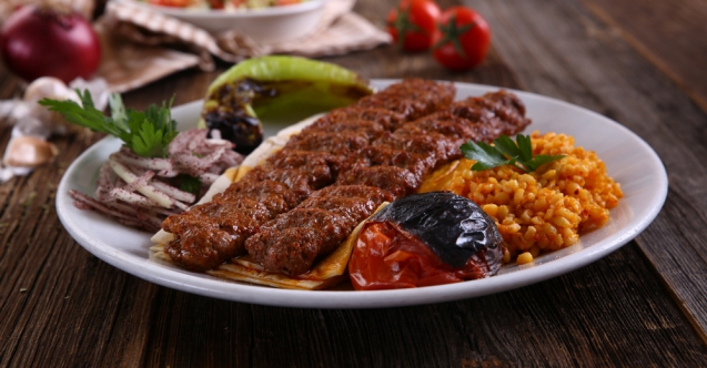 Adana kebap nasıl yapılır? Gelinim Mutfakta Adana kebap tarifi, malzemeleri ve yapılışı