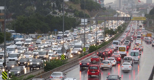 İstanbul'da yağmur yağdı; trafik yoğunluğu yüzde 69'a ulaştı