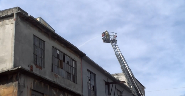 Bayrampaşa'da işyerinin çatısında yangın