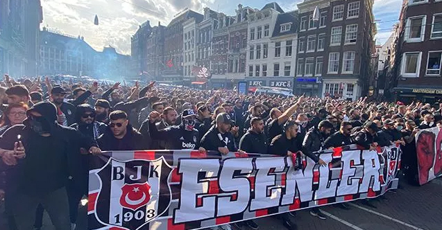 Amsterdam siyah beyaza büründü