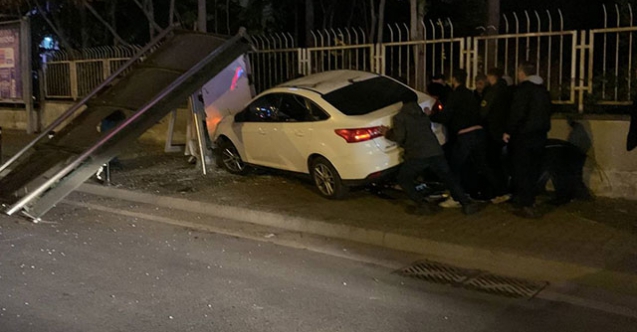 Ataşehir'de otomobil otobüs durağına daldı: 1 ölü 2 yaralı