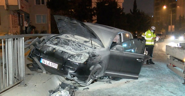 Üsküdar'da bariyere çarpan lüks cipte yangın çıktı, 2 kişi kazayı yara almadan atlattı