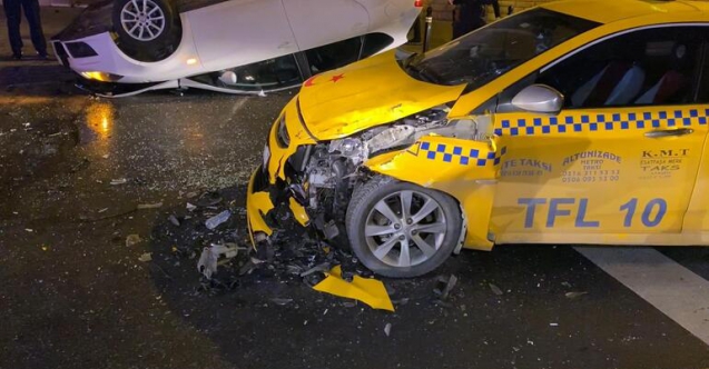 Üsküdar'da otomobil takla atıp taksiye çarptı: 1 yaralı
