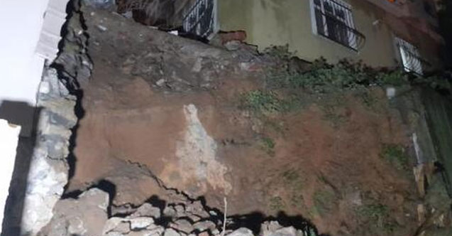 Eyüpsultan'da 3 katlı binanın bahçesindeki istinat duvarı çöktü
