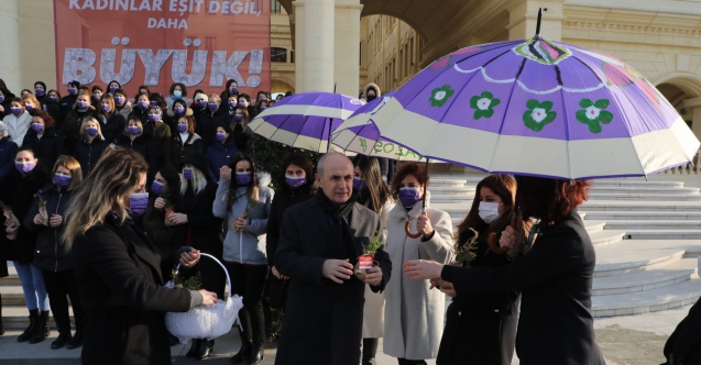 Kadınlar Büyükçekmece'de şiddete karşı şemsiye açtı