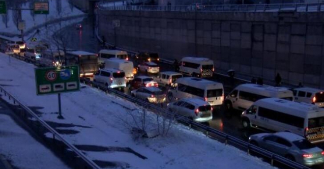 Kar yağışı Mahmutbey'de trafiğe neden oldu