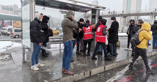 Türk Kızılay Büyükçekmece Şubesi karlı günlerde yardımlarını sürdürüyor
