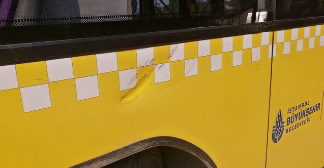 Avcılar'da iki kişi önünü kestikleri İETT otobüsüne taş ve sopalarla saldırdı