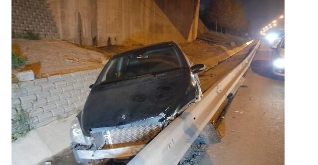 TEM'de kaza: Otomobil su kanalına girdi