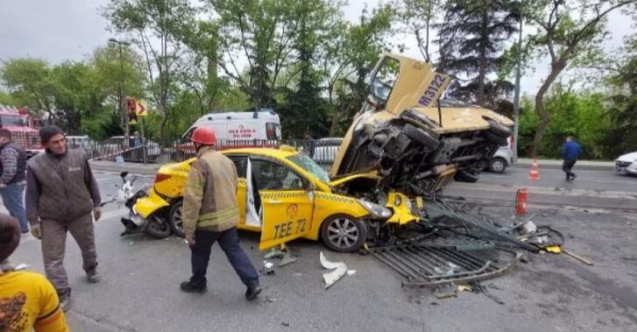 Eyüpsultan'da feci kaza; minibüs taksinin üstüne devrildi