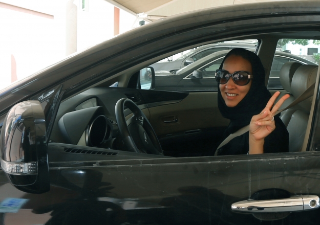 Suudi Arabistan'da kadınların hakları genişletiliyor! Arabadan sonra...