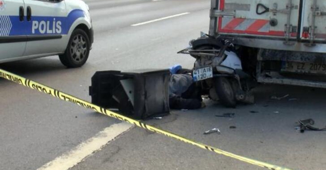 Pendik'te emniyet şeridindeki kamyonete çarpan motosikletli öldü
