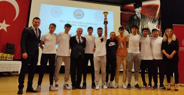 Esenyurt 15 Temmuz Şehitler Anadolu Lisesi kupalara ambargo koydu