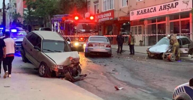 Ümraniye'de kazanın ardından park halindeki otomobiller yer değiştirdi: 2 yaralı
