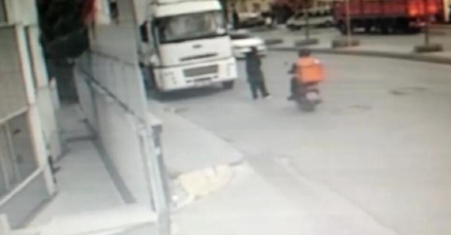 Motokuryeden minibüs bekleyen kadına sokak ortasında taciz