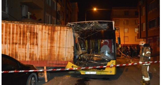 İETT otobüsü 17 araca çarptı: Şoför kayıplara karıştı