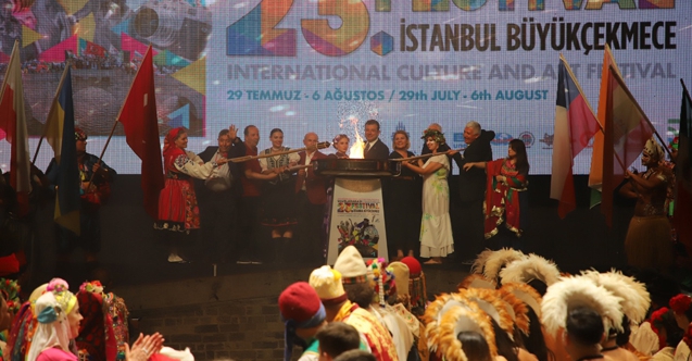 Uluslararası İstanbul Büyükçekmece Kültür ve Sanat Festivali’nin meşalesi yakıldı