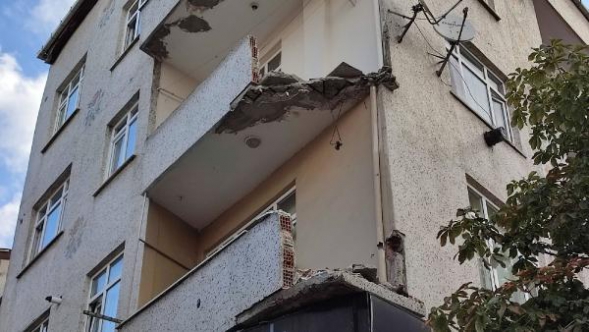 Bağcılar'da balkon çöktü ve çalışan işçi hayatını kaybetti