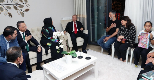 Cumhurbaşkanı Erdoğan, kentsel dönüşüm projesinde hak sahibi ailenin evine misafir oldu