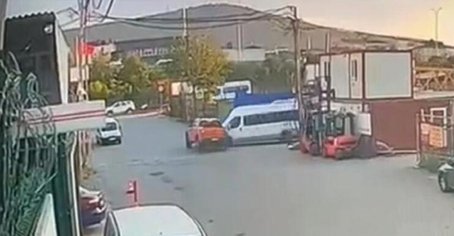 Ümraniye’de minibüsün çarptığı kamyonet takla attı