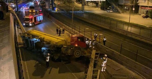 Kadıköy'de hafriyat yüklü TIR çevre yoluna uçtu: 1 yaralı