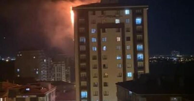 Küçükçekmece'de 14 katlı binada yangın: 4 kişi hastaneye kaldırıldı