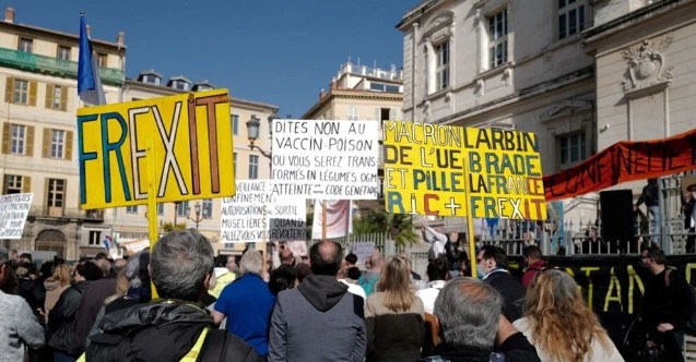 Paris'te aşırı sağcılar AB'den ayrılma çağrısıyla protesto yaptı