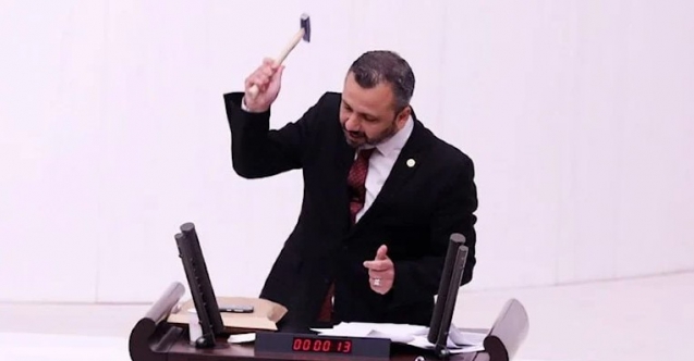 CHP’li vekil sansür yasasını boykot etmek için çekiçle telefonunu kırdı