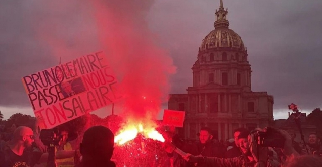 Fransa halkı maaş zammı için sokağa döküldü