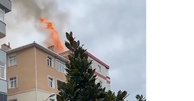 5 katlı apartmanın çatısında yangın çıktıtı