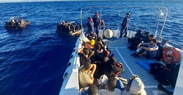 Yunanistan'a gitmeye çalışan göçmenler boğulmak üzereyken kurtarıldı