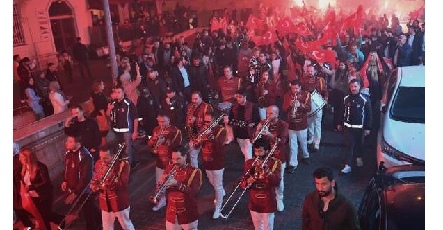 Beyoğlu’nda Cumhuriyetin 99’uncu yılına özel fener alayı yürüyüşü ve konser