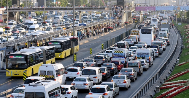 İstanbul'da trafik sıkıştı kirlilik arttı