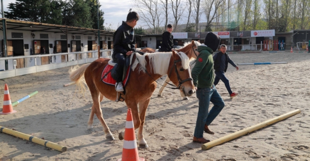 Çocuklar at binmeyi öğreniyor