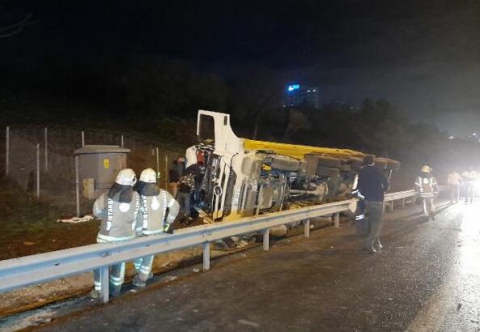 TEM Otoyolu'nda hafriyat kamyonu devrildi: 1 ölü, 1 yaralı