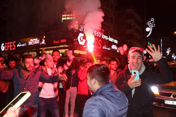 Gaziantep'te yeni yıl halaylarla kutlandı, kentin ilk bebeğine 'Fatma Asel' ismi verildi