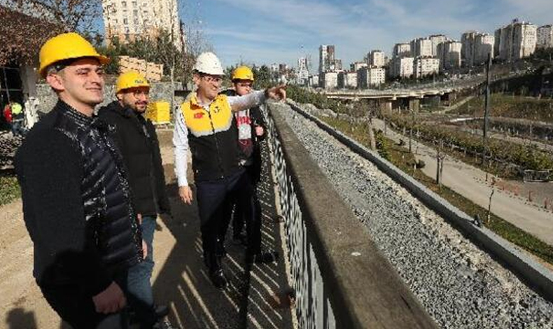 Başakşehir Belediye Başkanı Kartoğlu, gençlerle gençlik merkezini ziyaret etti