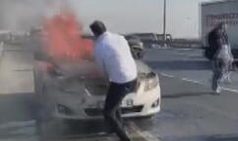 Arnavutköy'de yanan otomobili yoldan geçen itfaiye eri söndürdü