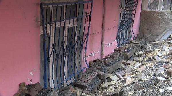 Avcılar'da istinat duvarı çöktü, bina hasar gördü