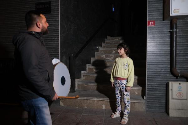 Beyoğlu'nda davulcular manilerinde depremzedeleri unutmadı