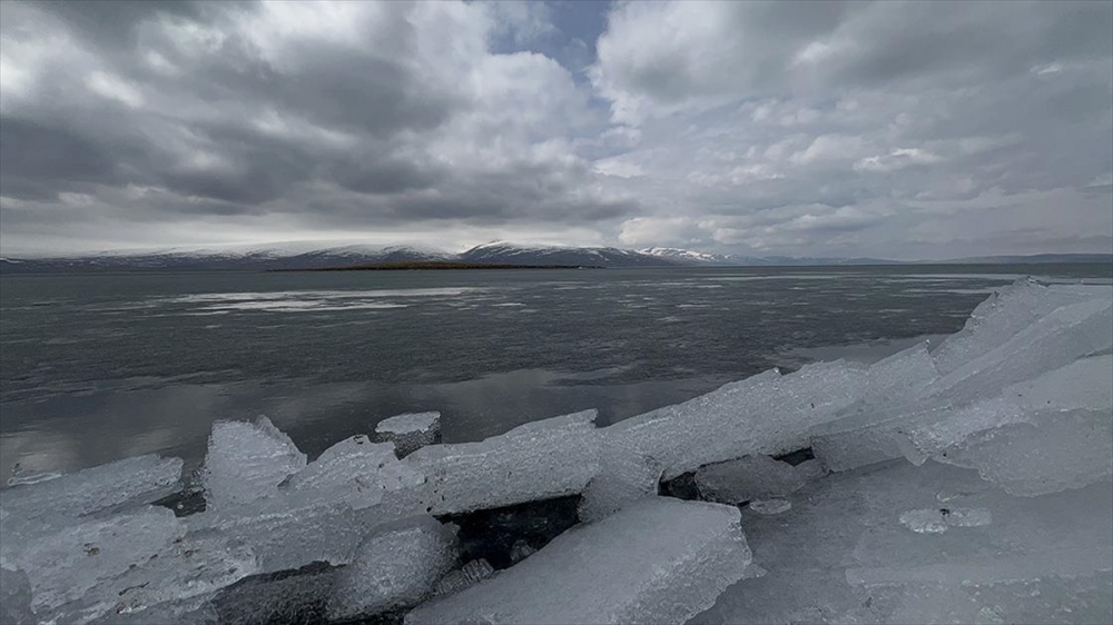 Çıldır Gölü'nde buz tabakası erimeye başladı